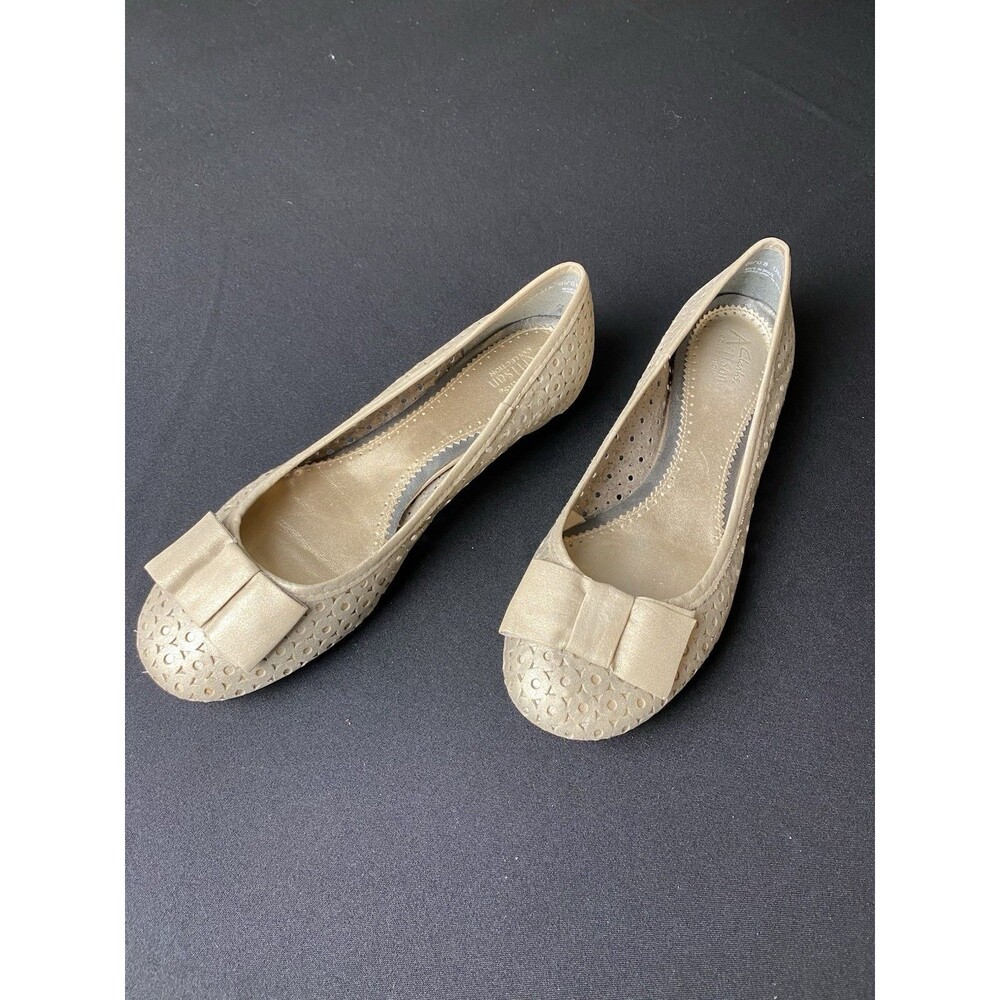 Clarks Artisan Women’s Beige Flats 9.5 Bow Easy Slip On Comfort Dress Shoes